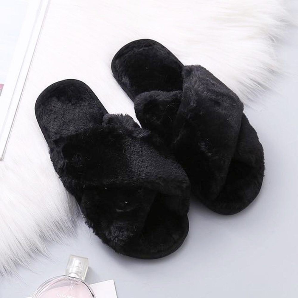 Quarantine & Chill furry slippers "black"
